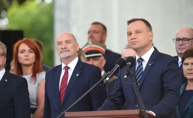 Prezydent Andrzej Duda: To jest armia RP, to nie jest niczyja prywatna armia. Ryszard Czarnecki: Wierzę, że szef MON myśli tak samo