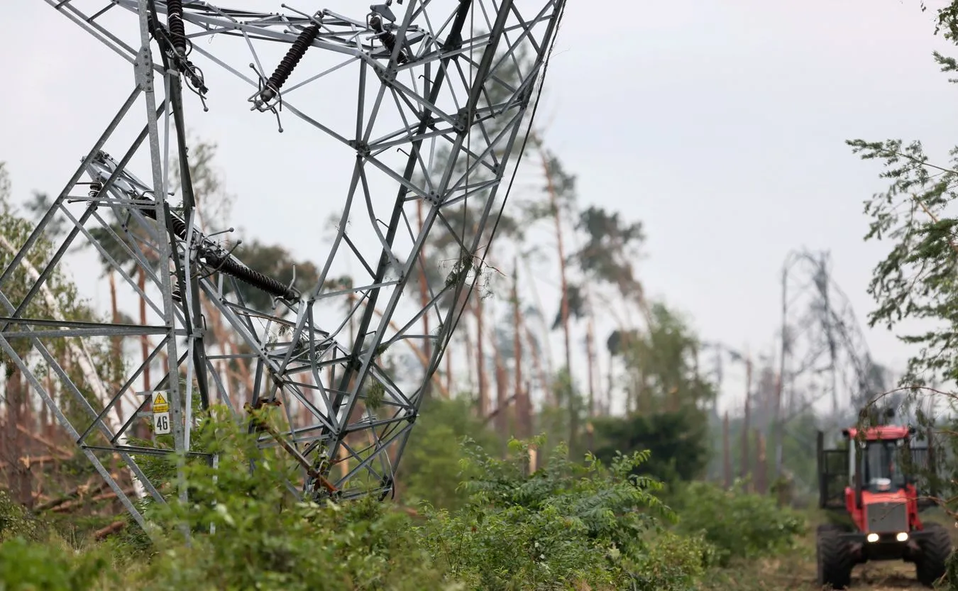 Zniszczony słup energetyczny w okolicy miejscowości Rytel