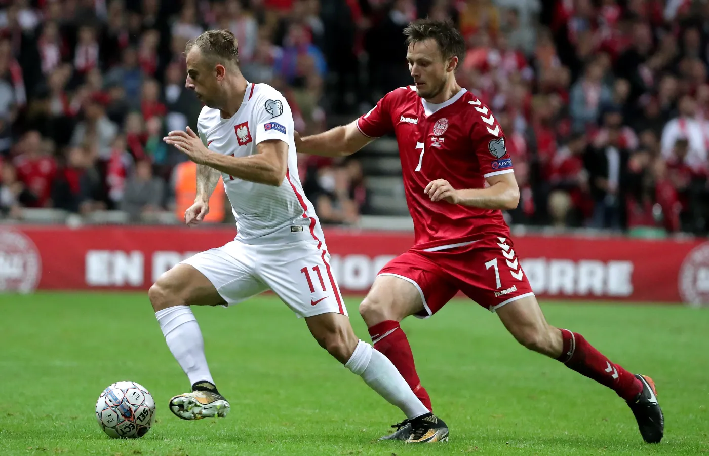 10409268-kamil-grosicki-l-i-william-kvist.jpg