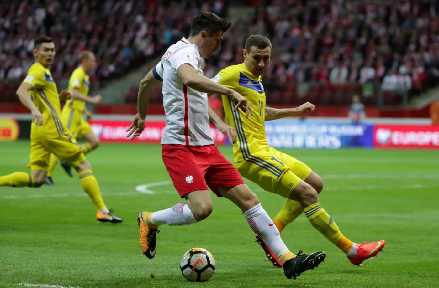 10414845-robert-lewandowski-l-i-dmitrij.jpg
