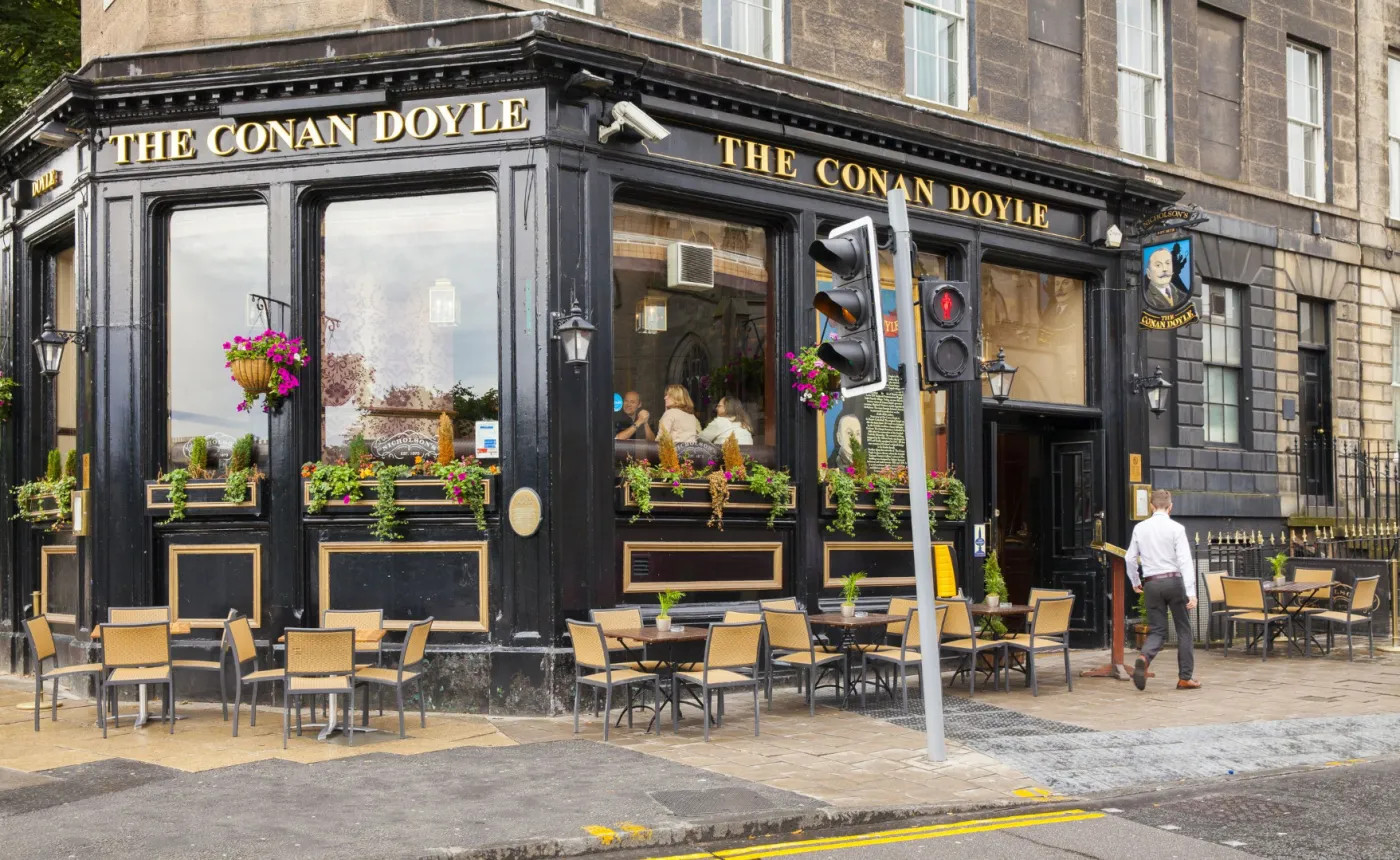 10431135-pub-w-domu-urodzin-arthura-conan.jpg