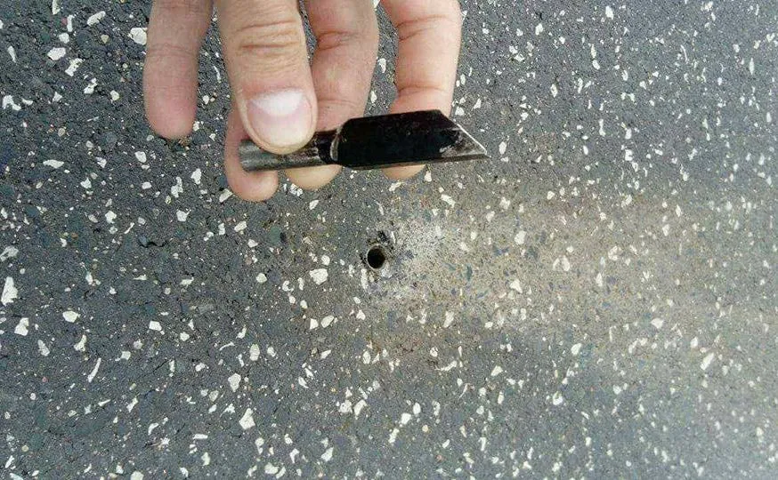 Policja sprawdza, kto montuje w jezdni ostre przedmioty uszkadzające samochody