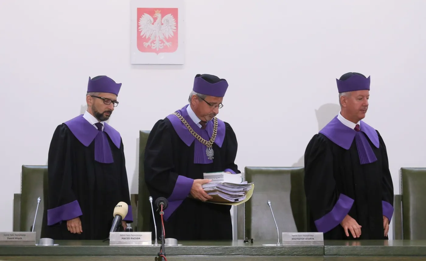 Sędziowie, od lewej: Dawid Miąsik, Maciej Pacuda i Krzysztof Staryk podczas rozprawy