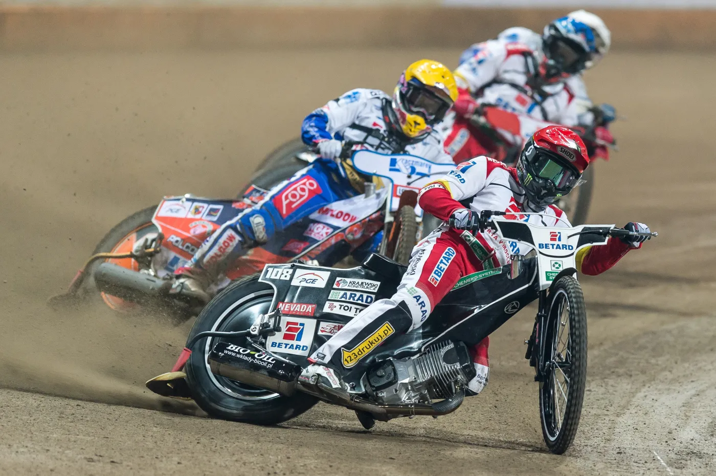 Żużlowcy Betardu Sparty Wrocław Tai Woffinden (kask czerwony) i Szymon Woźniak (niebieski) oraz Emil Sajfutdinow (żółty) z Fogo Unii Leszno