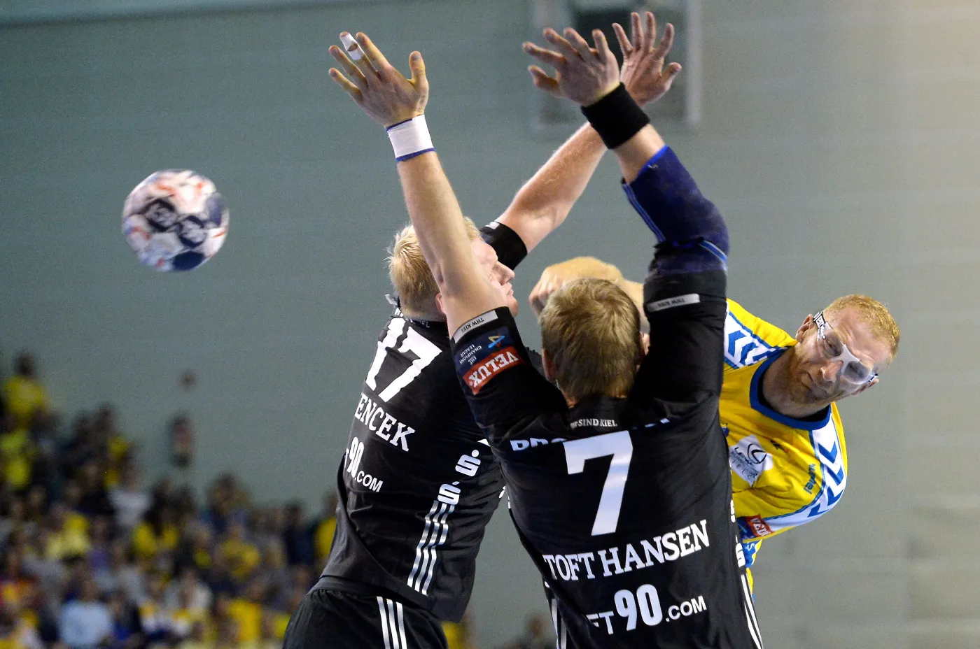 Zawodnik PGE Vive Kielce Karol Bielecki (P) oraz Patrick Wiencek (L) i Rene Toft Hansen (C) Z THW Kiel 