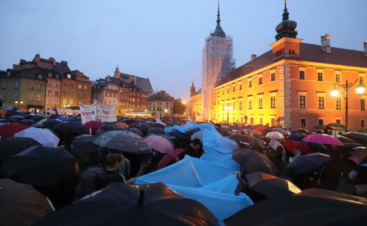 10477441-demonstracja-na-placu-zamkowym.jpg