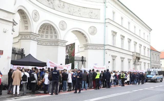 Młodzi lekarze pikietowali przed Ministerstwem Zdrowia