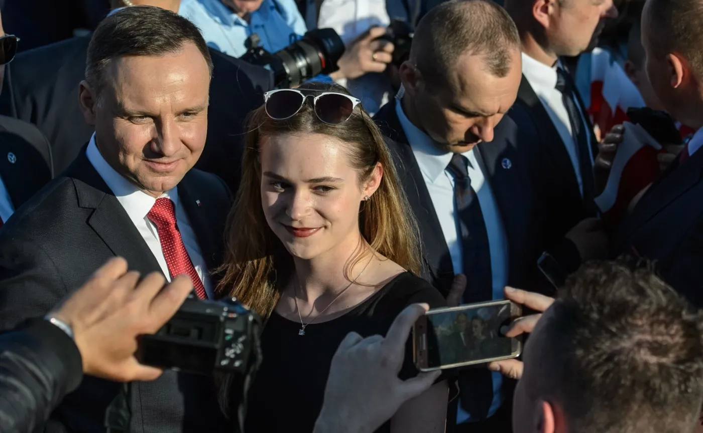 Prezydent Andrzej Duda pozuje do pamiątkowych zdjęć podczas spotkania z mieszkańcami w Parczewie