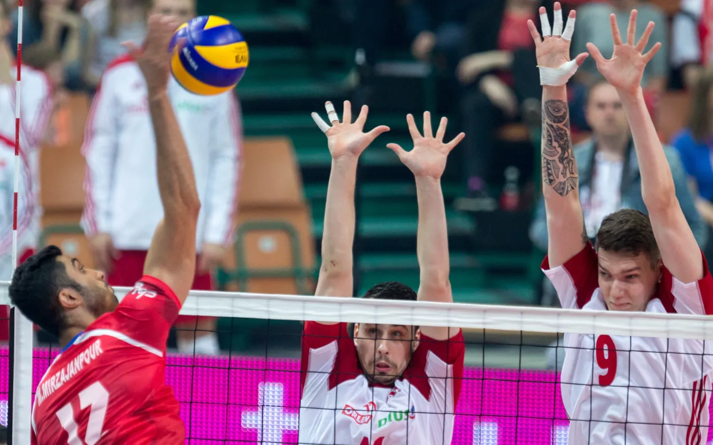 Fabian Drzyzga (C) oraz Bartomiej Lemański (P) i Irańczyk Reza Ghara (L) podczas towarzyskiego meczu siatkarskich reprezentacji Polski i Iranu