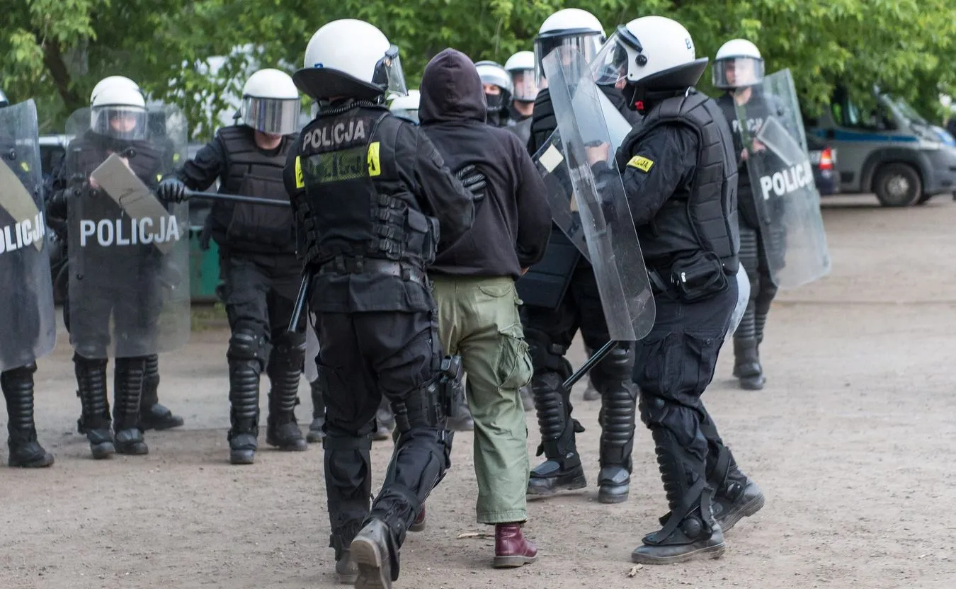 Ubiegłoroczne zamieszki przed komisariatem we Wrocławiu, gdzie zmarł 25-letni Igor
