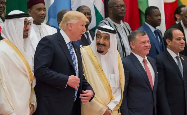 Trump w Arabii Saudyjskiej wzywał Bliski Wschód do walki z terroryzmem. A także... tańczył