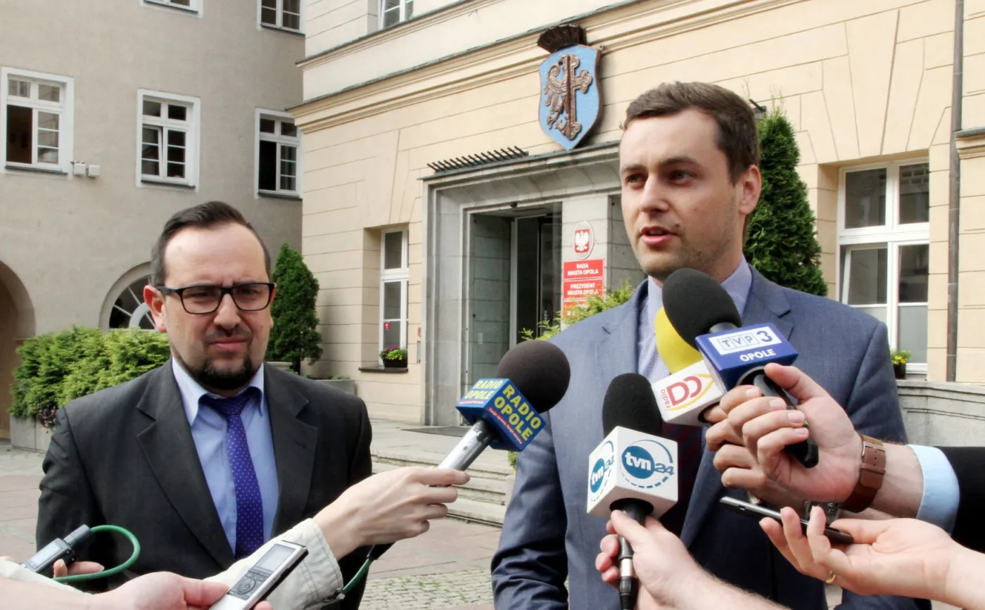 Przewodniczący klubu radnych PiS w Radzie Miasta Opola Sławomir Batko (P) i radny PiS Marek Kawa