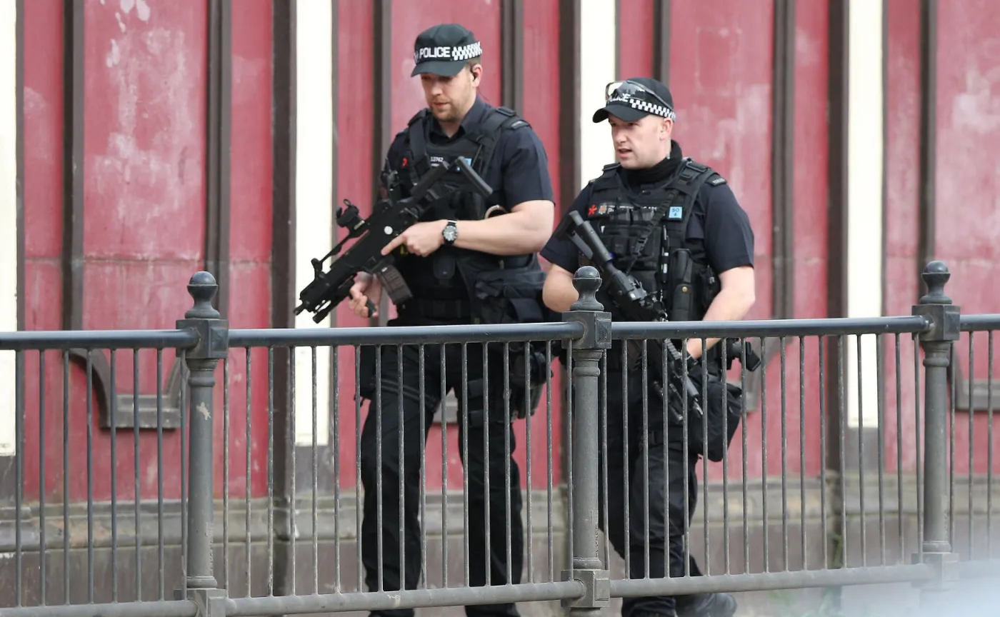 Uzbrojeni policjanci na ulicach Manchesteru
