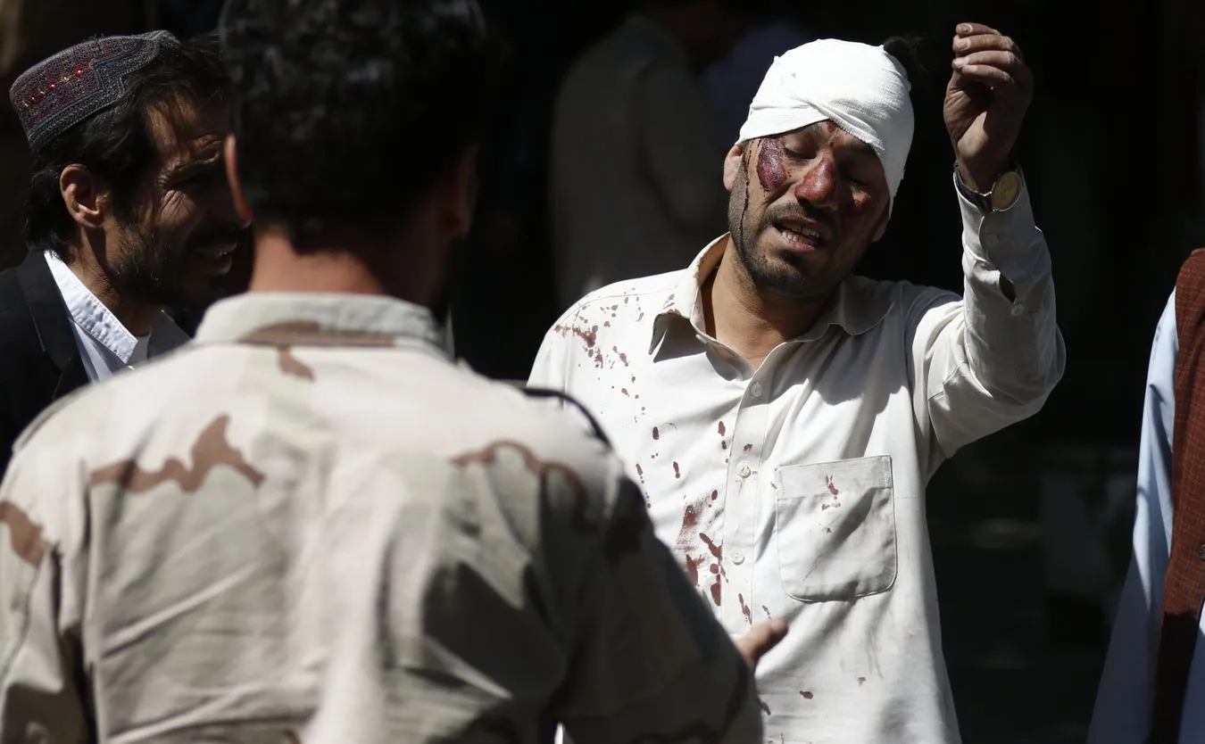 Zamach w Kabulu - ranny mężczyzna