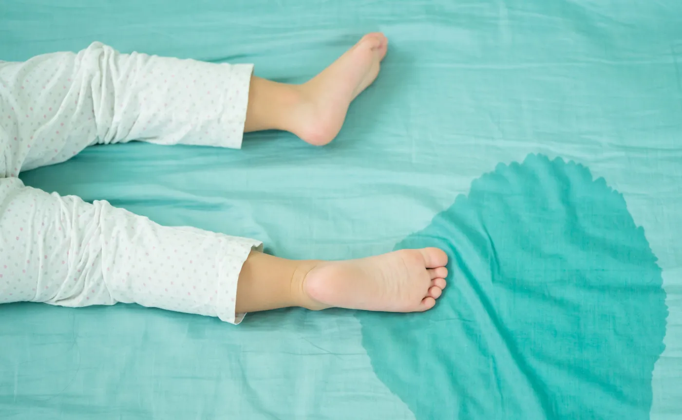 Dziecko zrobiło siku się do łóżka