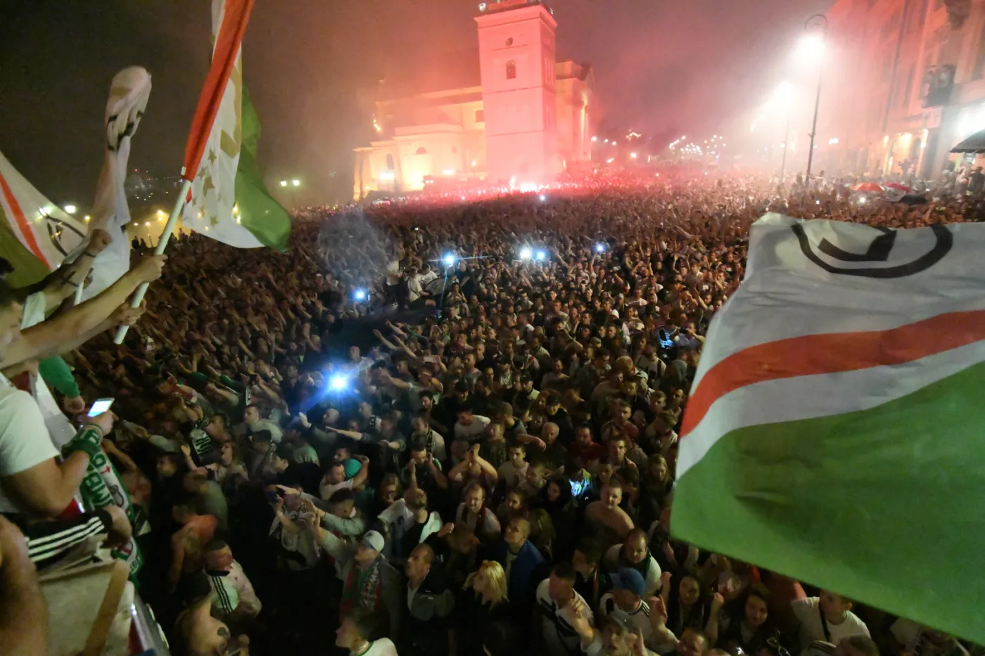 10210941-druzyna-legii-warszawa-swietuje.jpg