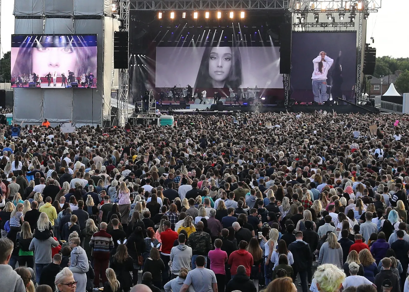 Ariana Grande podczas koncertu One Love w Manchesterze