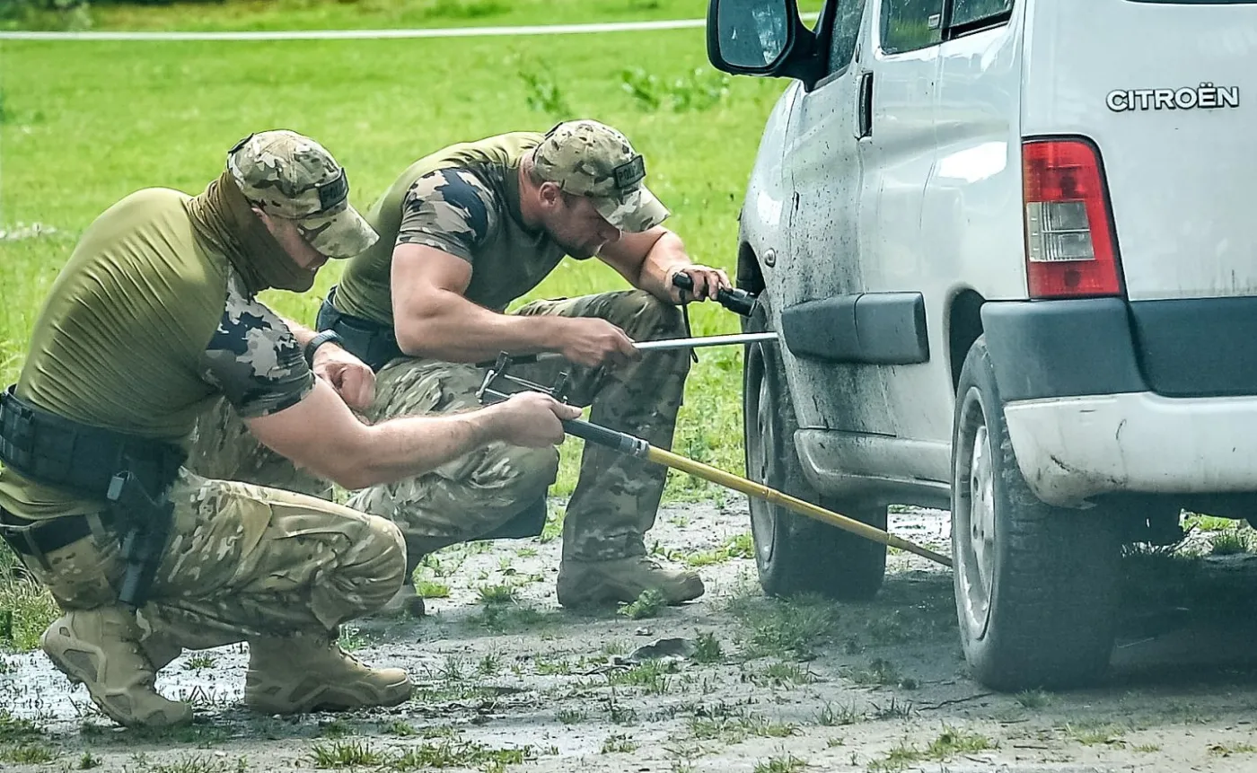 Pirotechnicy unieszkodliwiają bombę pod samochodem nauczycielki