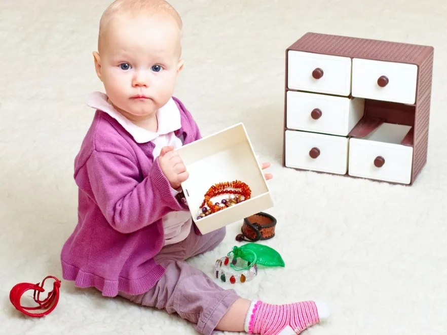 Bliskość ważniejsza, niż gadżety! Czym i jak bawić się z małym dzieckiem?