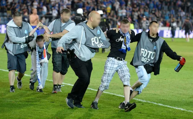 Policjanci przebrani na meczu za dziennikarzy. RPO pisze do KGP: Takie działanie wydaje się szczególnie niebezpieczne