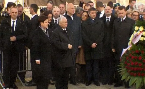 premier Beata Szydło i prezes Jarosław Kaczyński na obchodach rocznicy katastrofy smoleńskiej