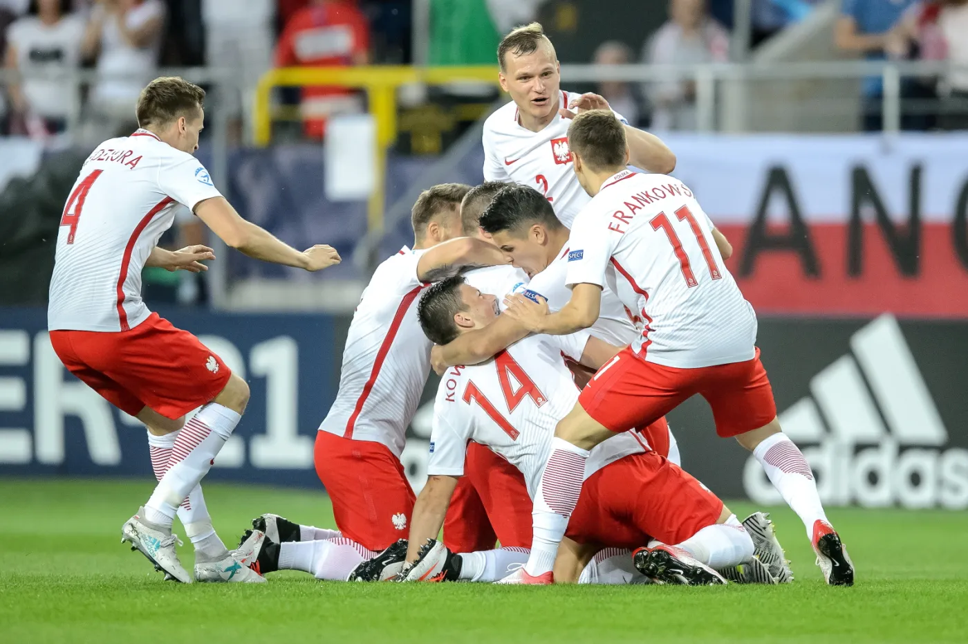 Polacy cieszą się z gola Łukasza Monety podczas meczu grupy A piłkarskich mistrzostw Europy U21 ze Szwecją