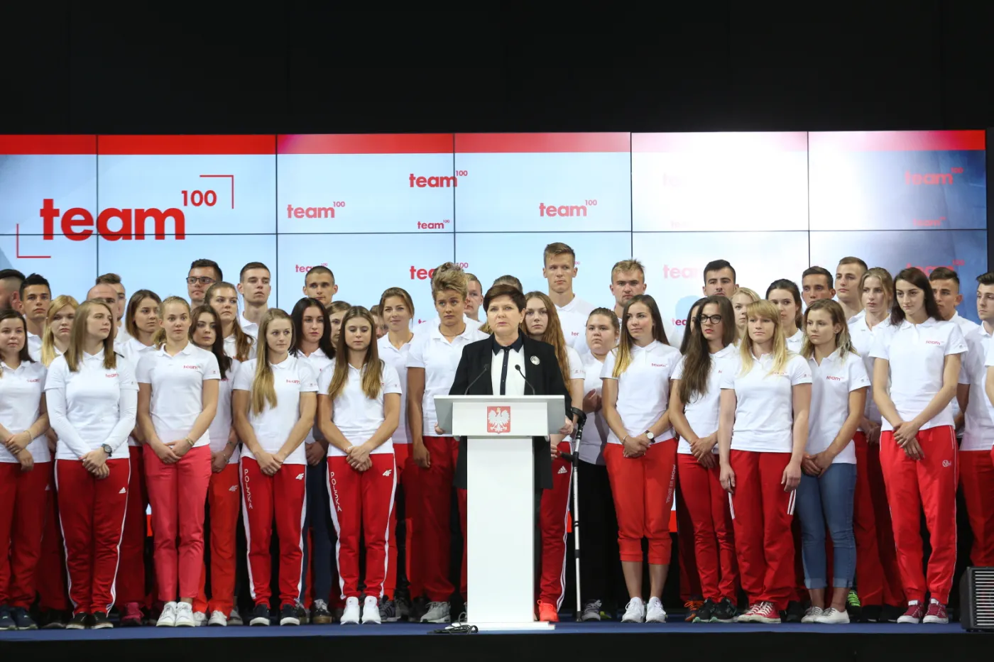 Beata Szydło z młodymi sportowcami