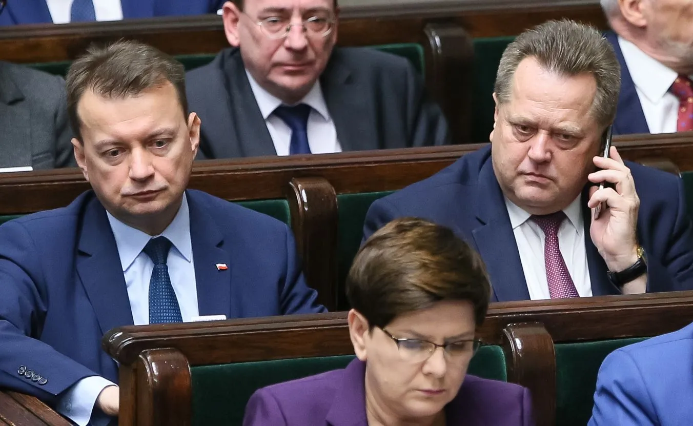 Minister spraw wewnętrznych i administracji Mariusz Błaszczak (L), wiceminister Jarosław Zieliński (2L)