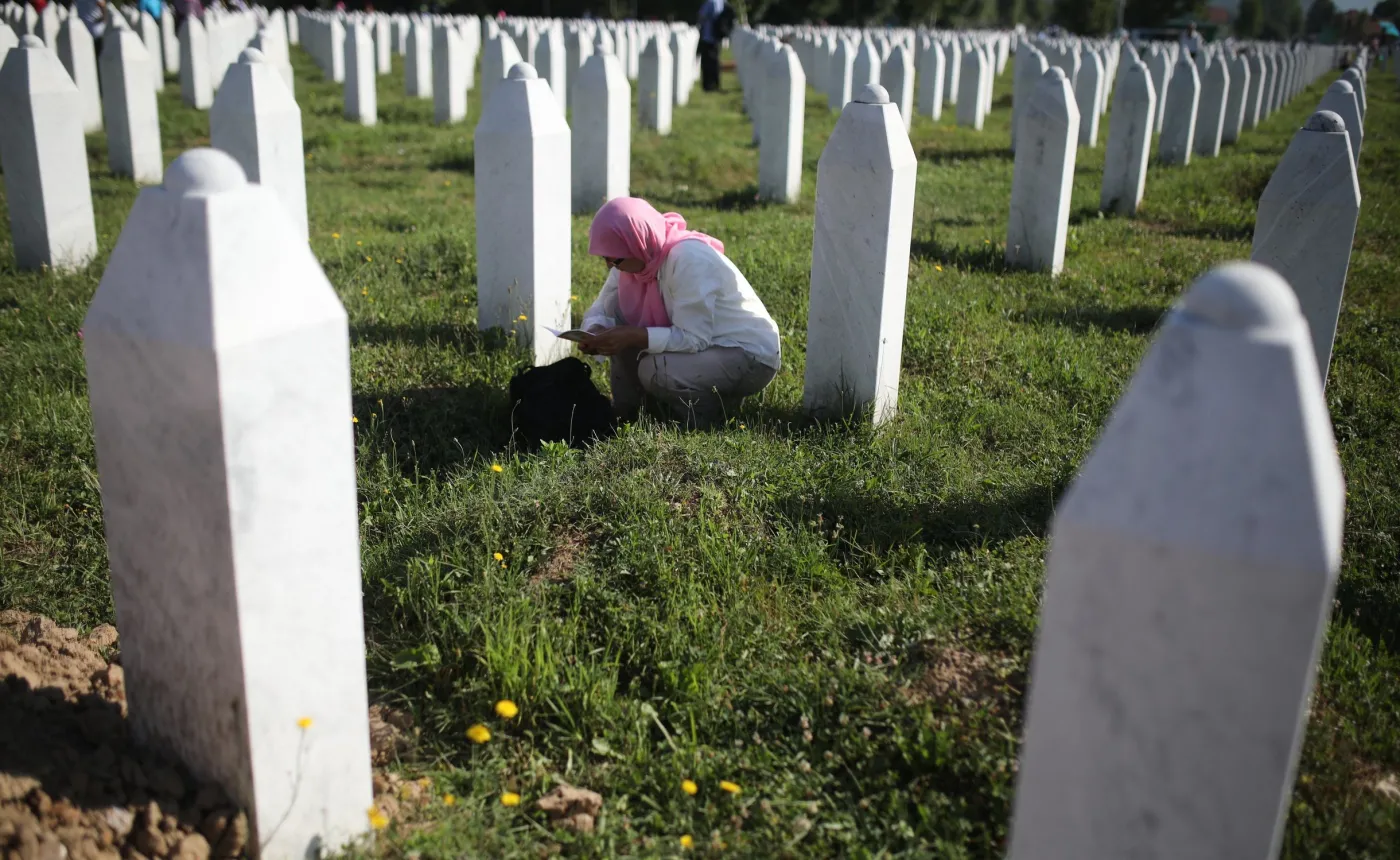 Cmentarz-Pomnik ofiar masakry w Srebrenicy w Potočarach