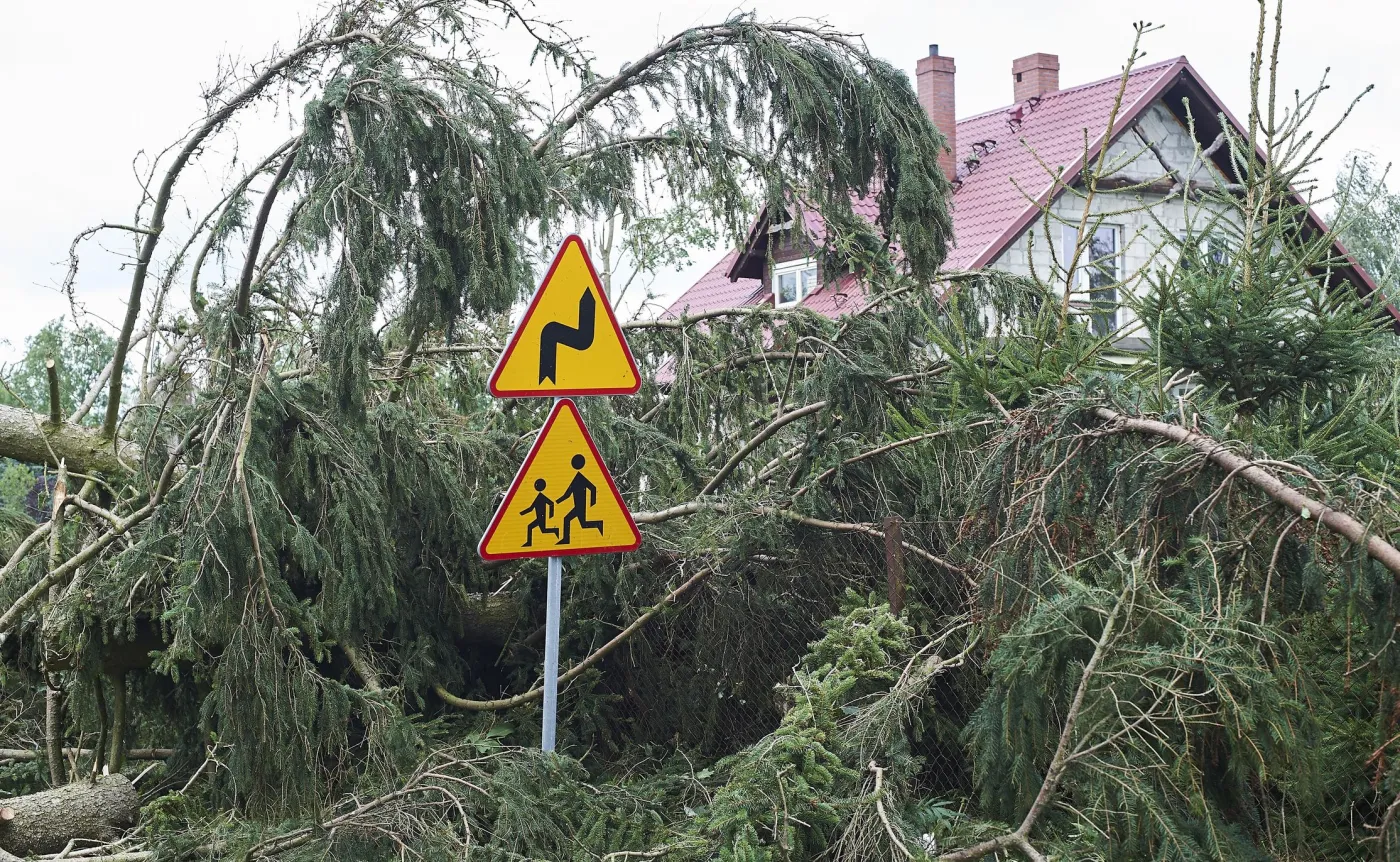 Zniszczenia po gwałtownej burzy na Pomorzu