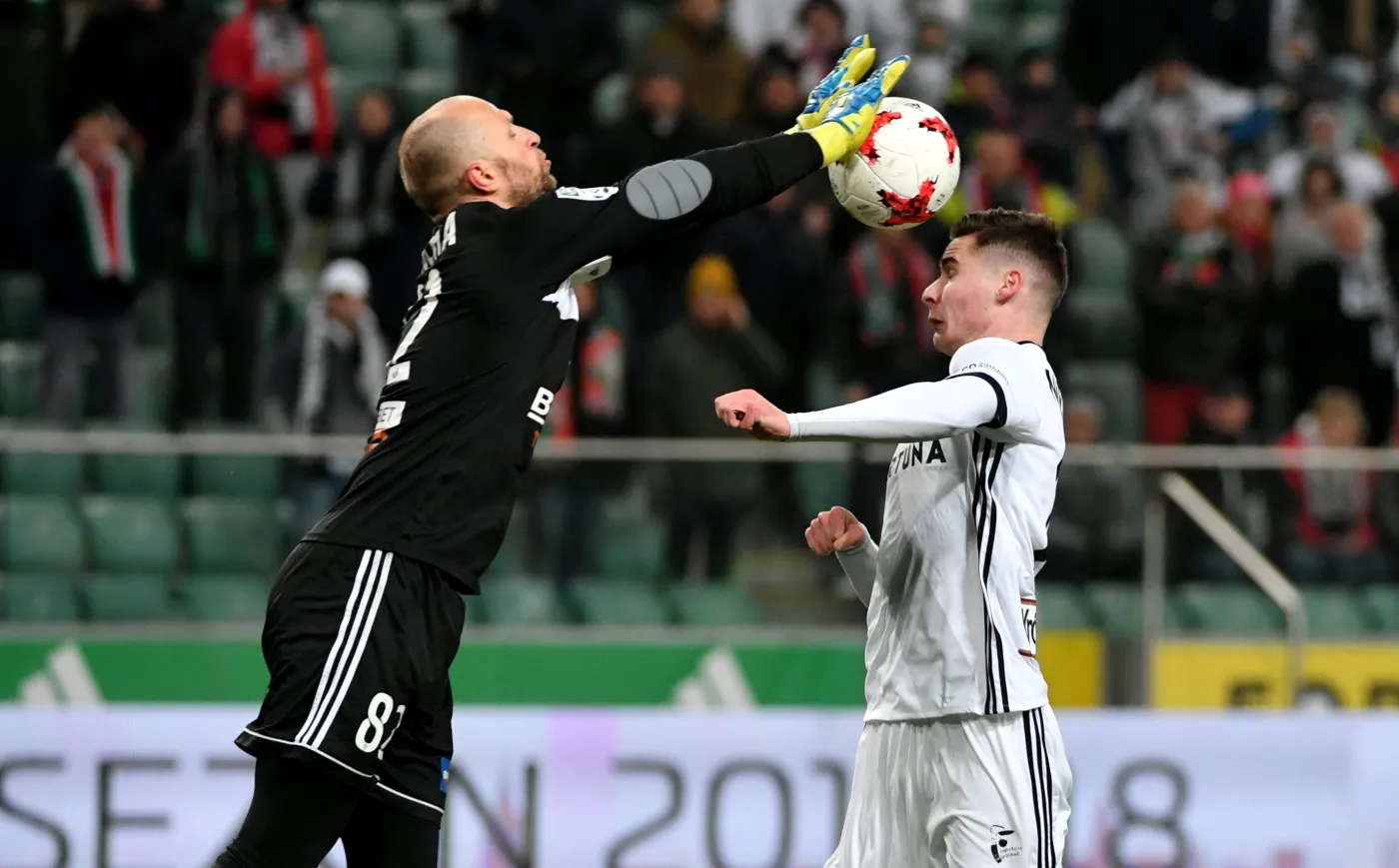 Zawodnik Legii Warszawa Jarosław Niezgoda (P) i bramkarz Jan Mucha (L) z Bruk-Bet Termaliki Nieciecza