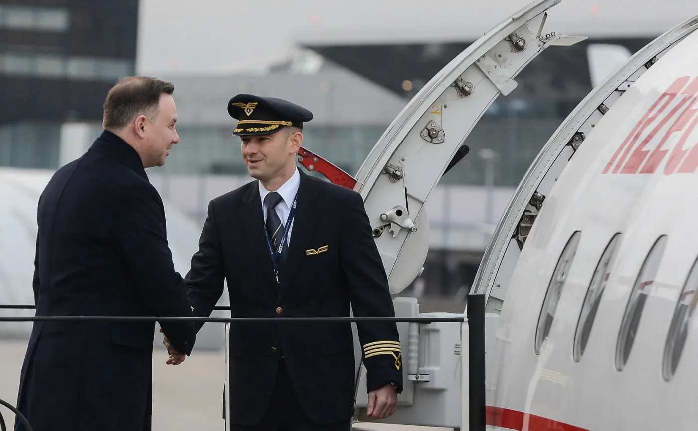 Andrzej Duda wsiada na pokład samolotu