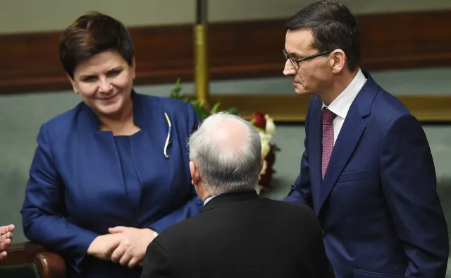 PiS łamie "magiczną granicę". NAJNOWSZY SONDAŻ po zmianie premiera