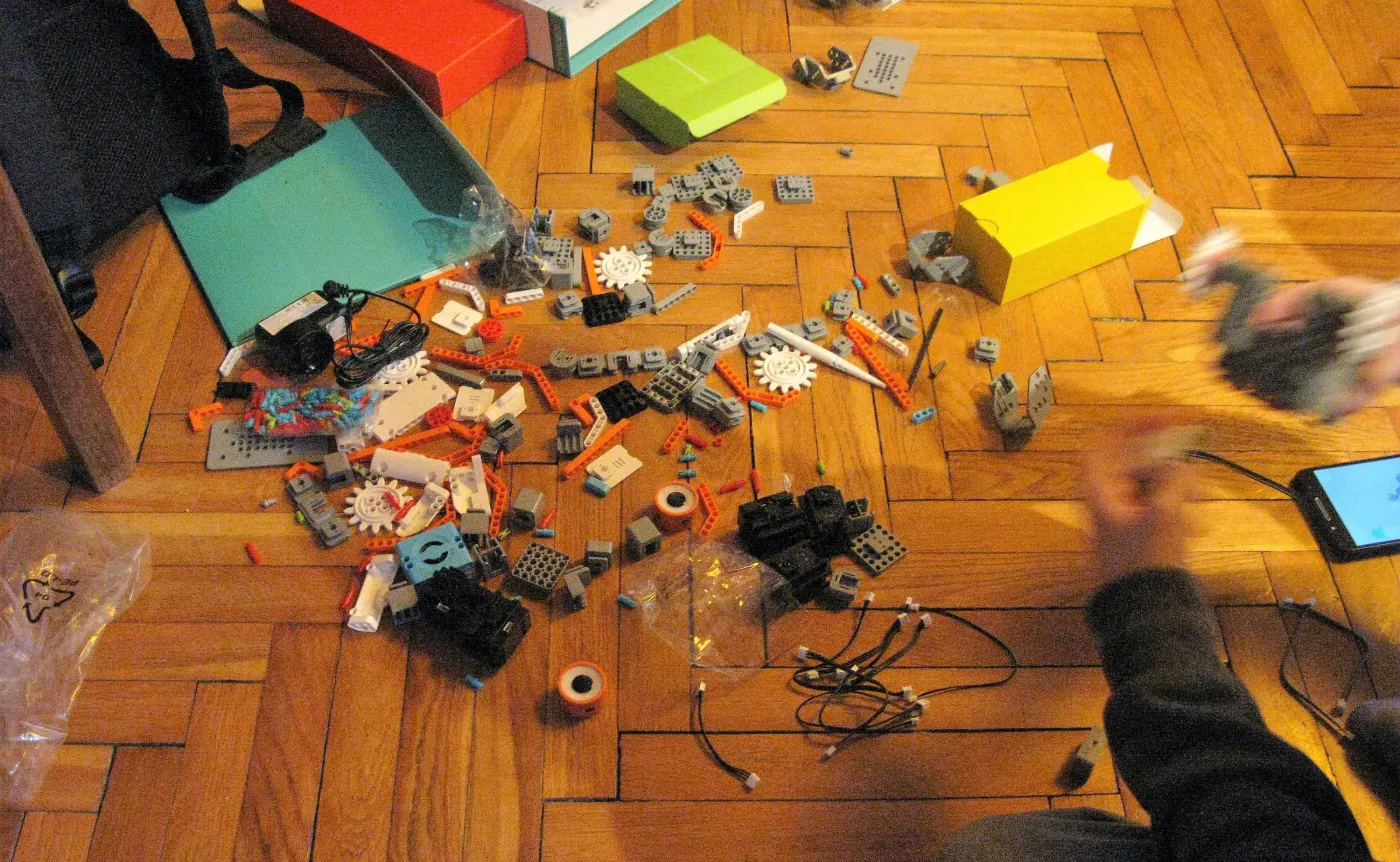 Praca wre, Jimu Robot jeszcze w kawałkach 