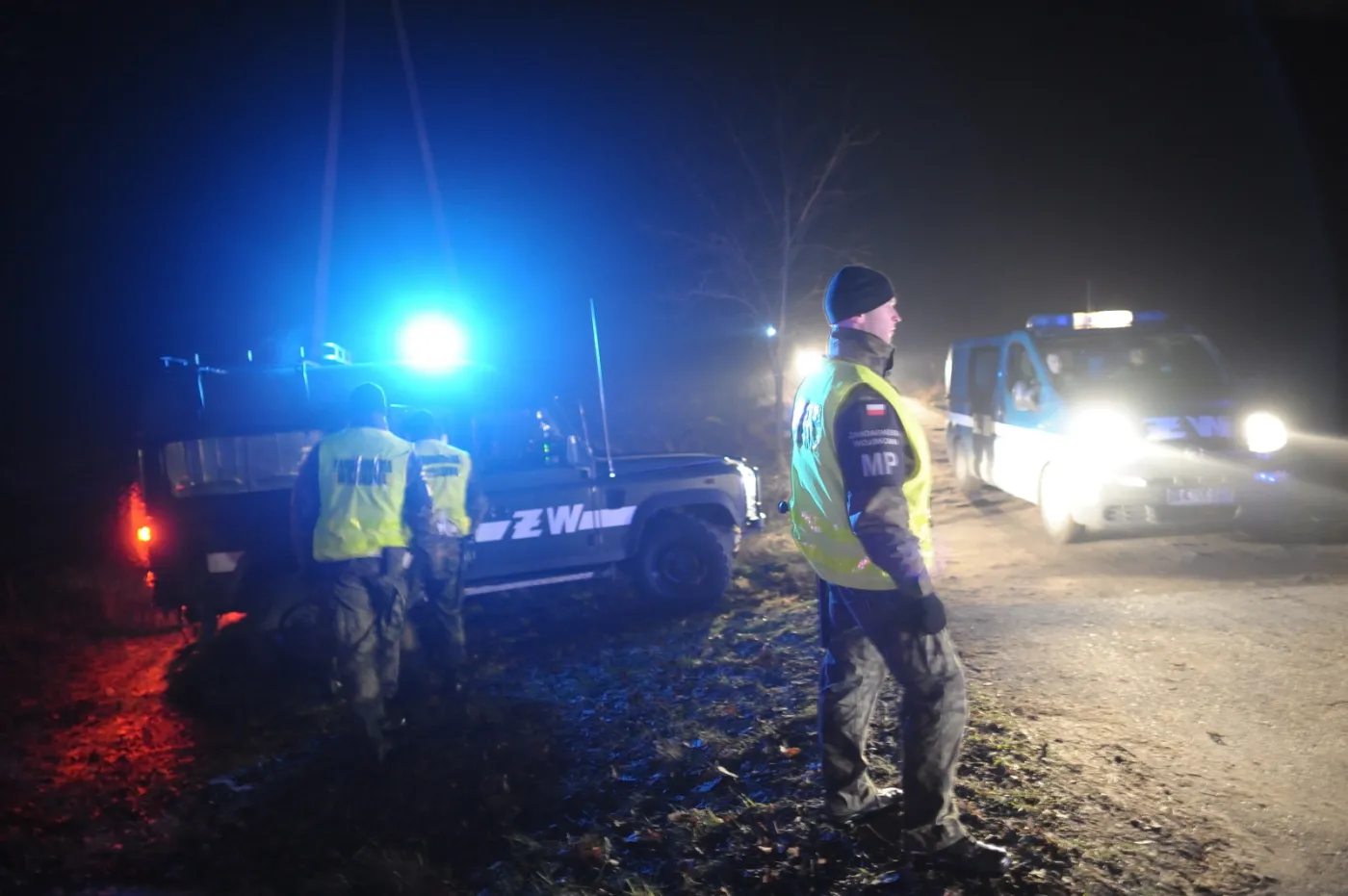 Służby na drodze do lasu, gdzie znaleziono wrak wojskowego samolotu MiG-29