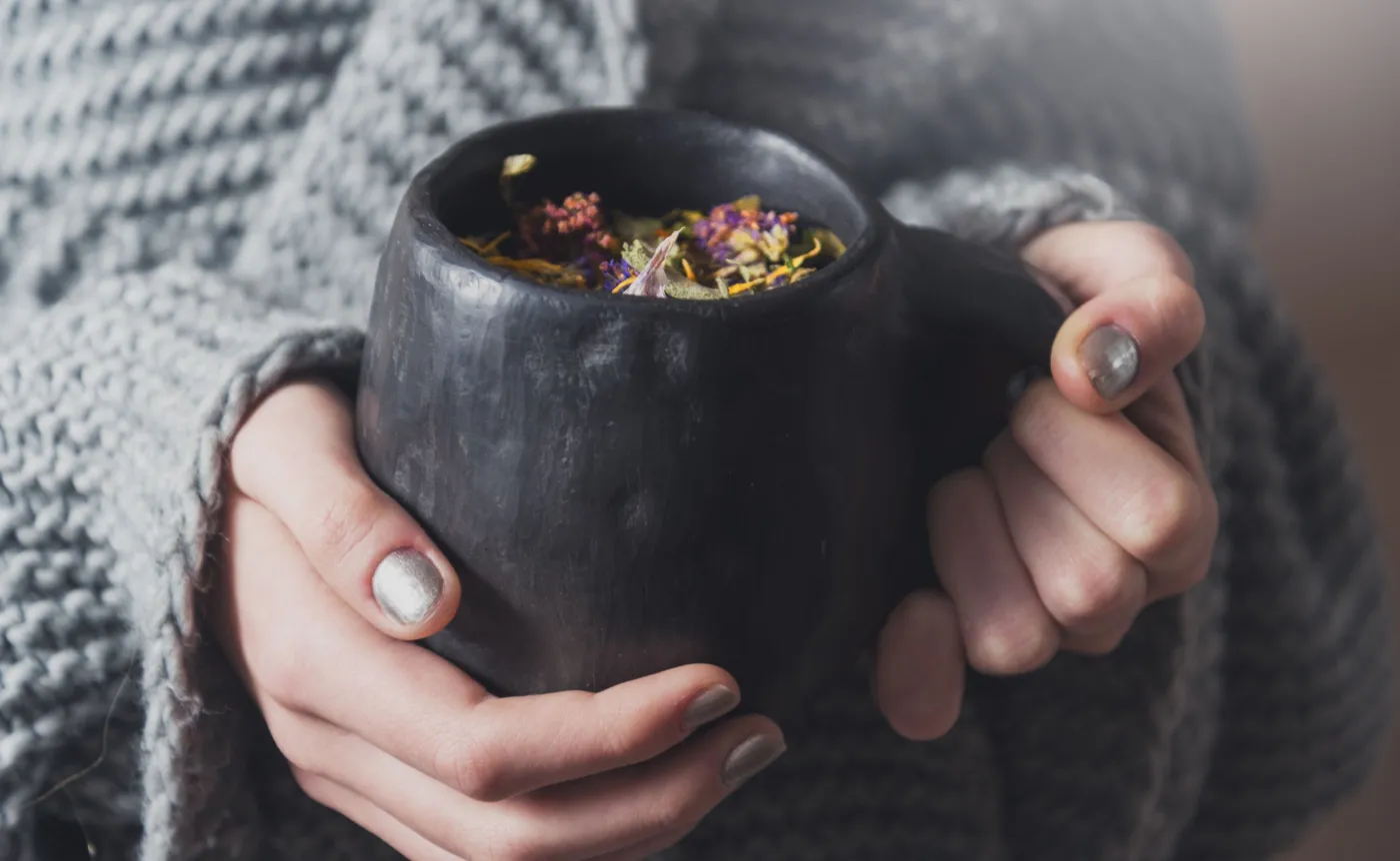 Kubek z ciepłą herbatą w dłoniach