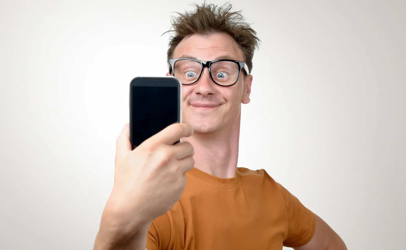Mężczyzna robi sobie selfie smartfonem