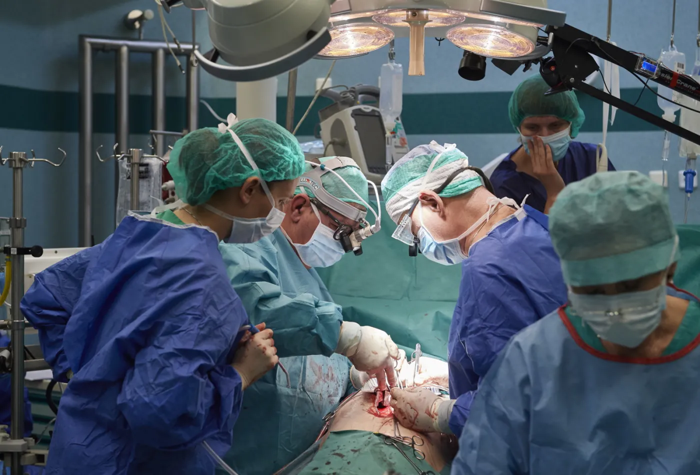 10712899-operacja-wszczepienia-zastawki.jpg