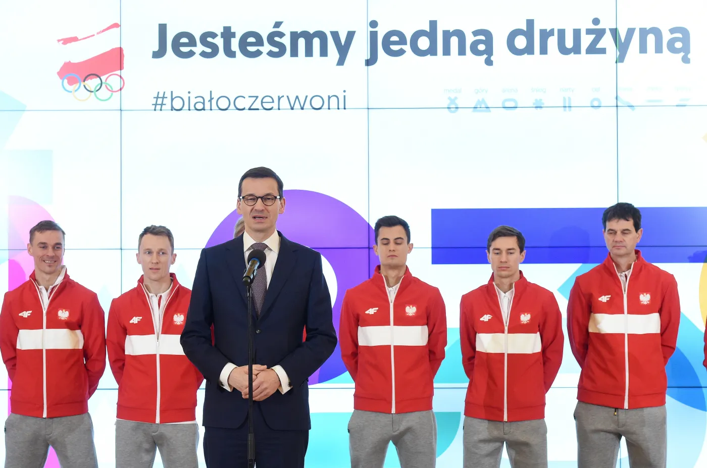 Premier Mateusz Morawiecki (3L) podczas spotkania z kadrą skoczków narciarskich, w składzie od lewej: Piotr Żyła, Stefan Hula, Maciej Kot, Kamil Stoch oraz trener Stefan Horngacher