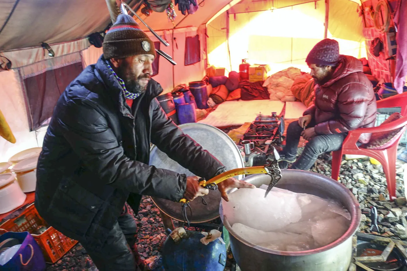 Baza zimowej wyprawy narodowej na niezdobyty zimą szczyt w Karakorum K2 (8611 m). Pakistańscy kucharze przygotowują wodę z lodu