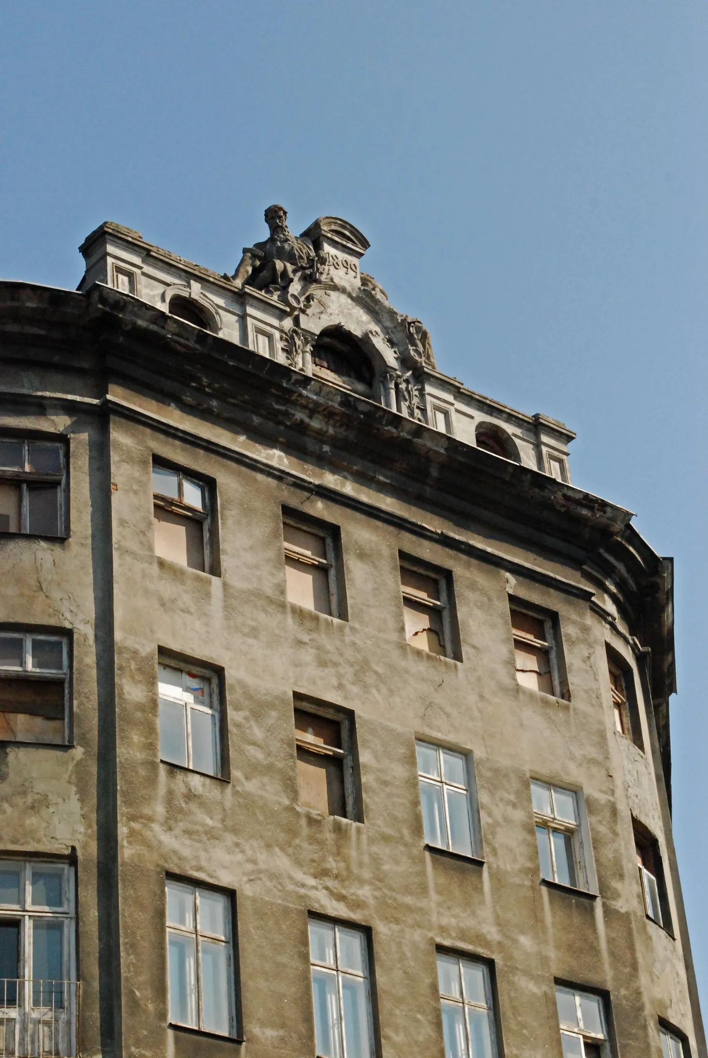 5244296-przedwojenna-kamienica-na-rogu.jpg
