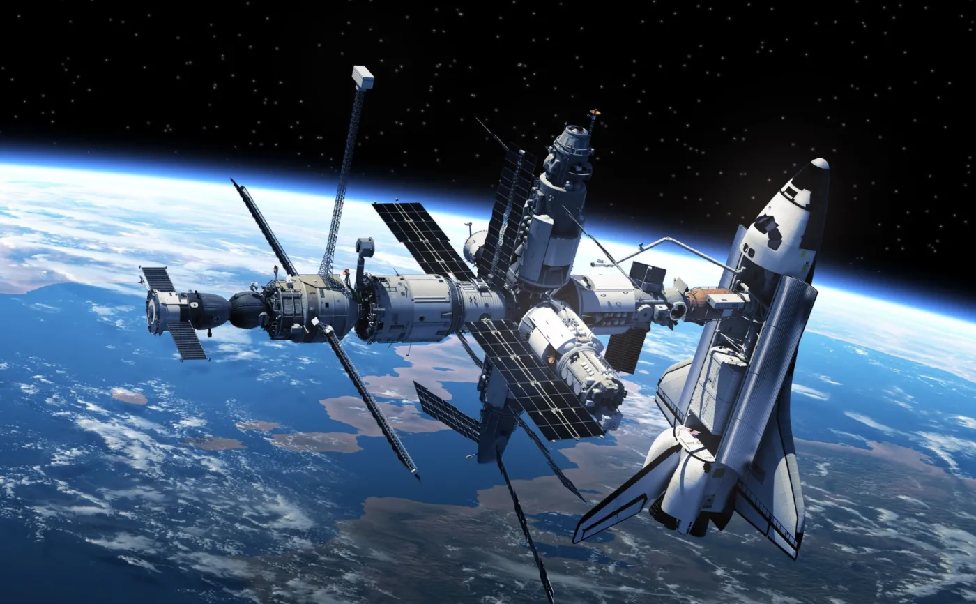 Stacja kosmiczna Mir z przycumowanym wahadłowcem