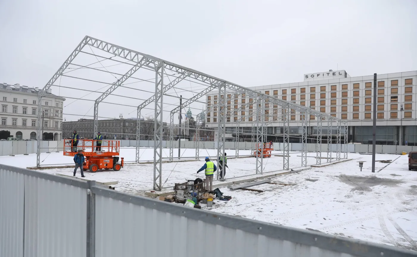 Budowa pomnika ofiar katastrofy smoleńskiej na placu Piłsudskiego