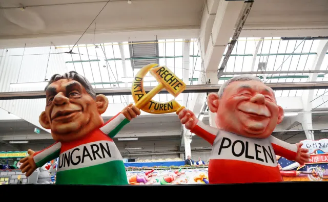 Karnawał w Niemczech. Połączyli Orbana z Kaczyńskim sierpem i młotem oraz tekstem: Prawicowa dyktatura [FOTO]