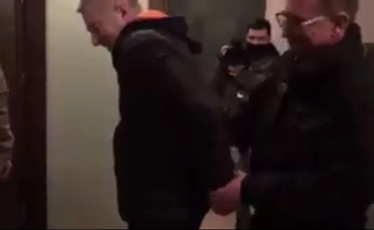 Władysław Frasyniuk zatrzymany przez policję / kadr z filmu zamieszczanego na profliu Ryszarda Petru