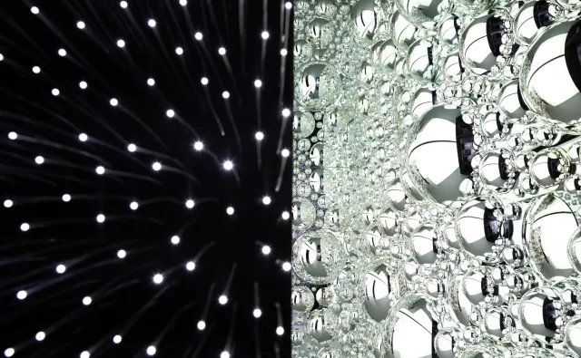 "Jak widok z okna otwartego na przestrzeń kosmiczną". Tak wygląda najczarniejszy budynek świata [GALERIA]