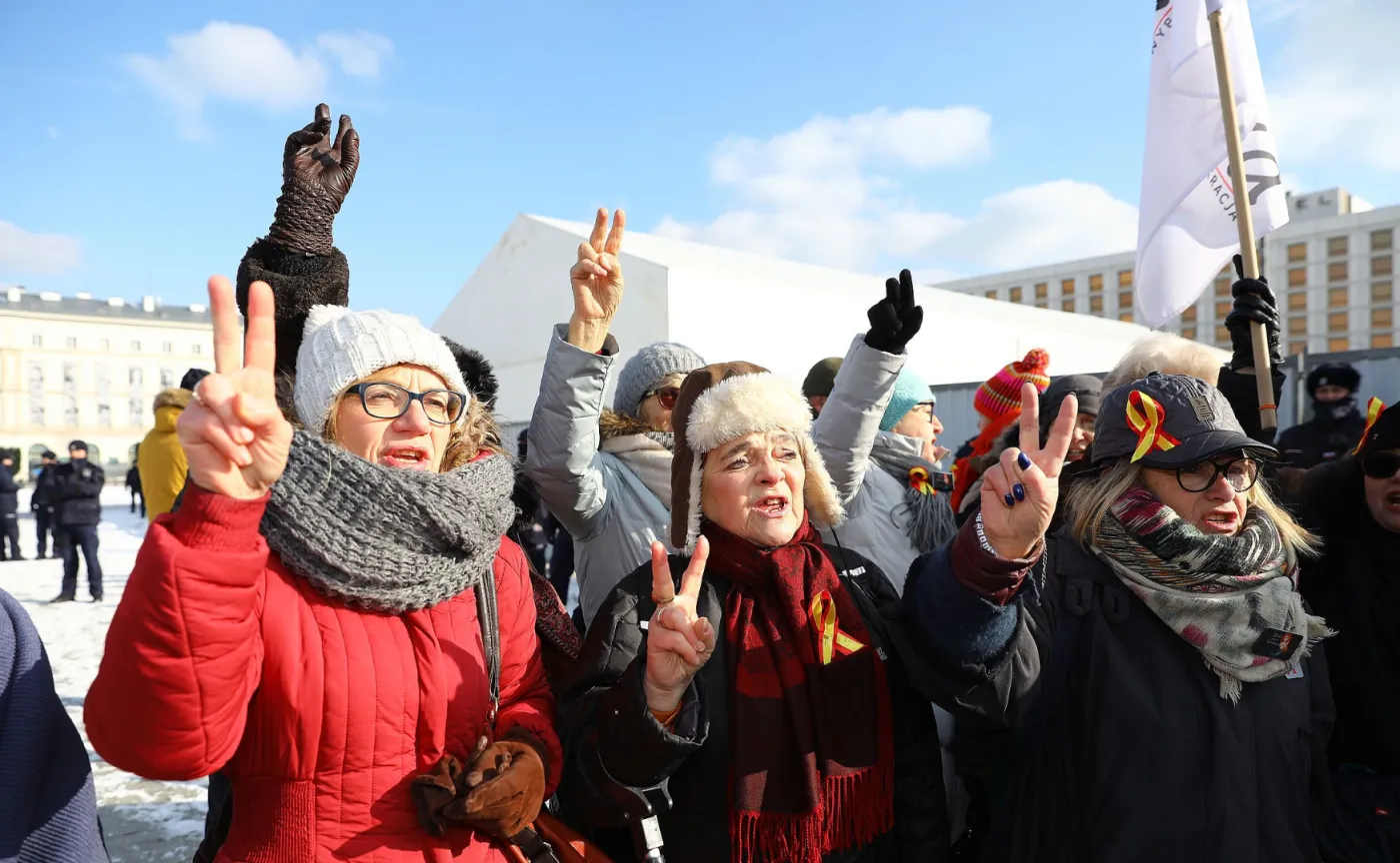 10801523-protest-na-placu-pilsudskiego.jpg