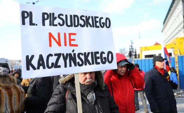 "Plac Piłsudskiego, nie Kaczyńskiego". Protest  przeciw budowie pomnika ofiar katastrofy smoleńskiej w centrum Warszawy