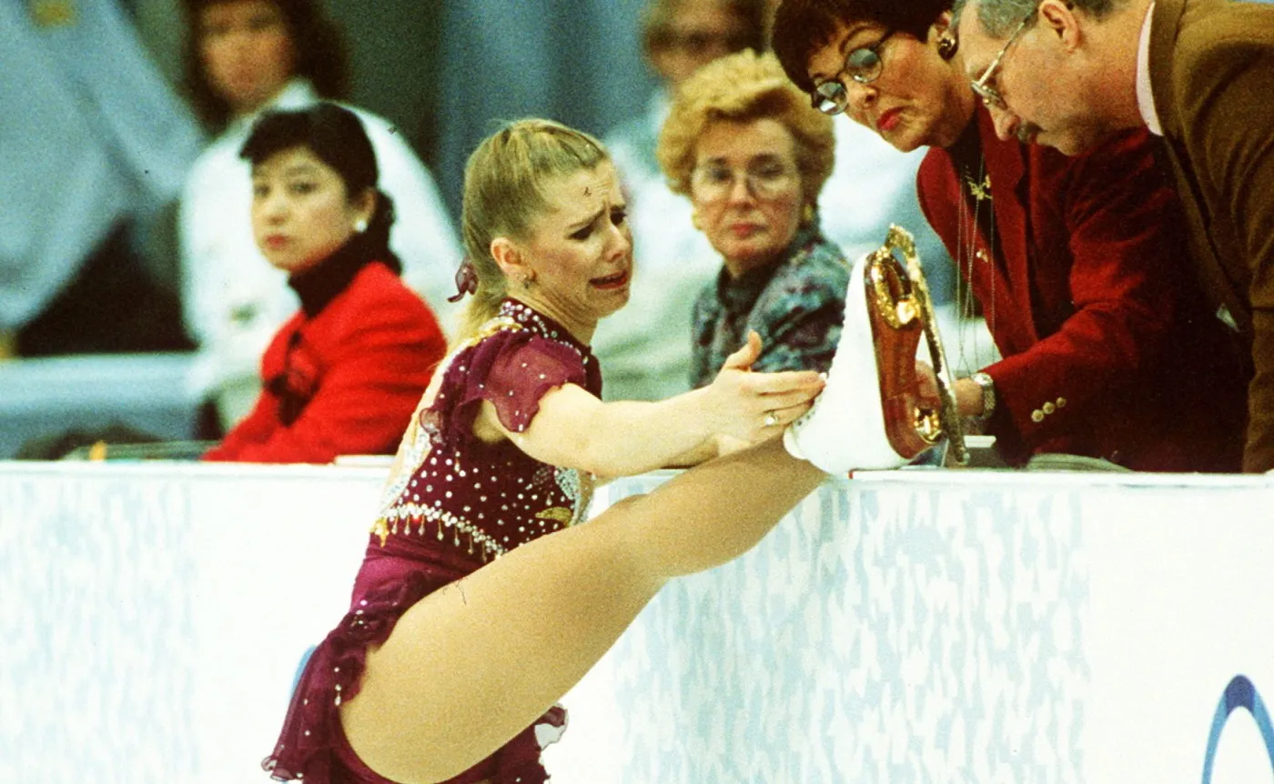 Tonya Harding w jednym z wielu pechowych momentów w karierze