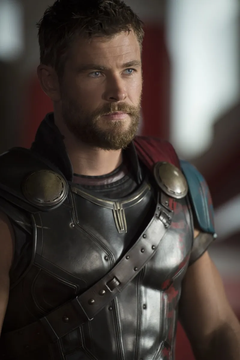 10496023-chris-hemsworth-w-filmie-thor.jpg